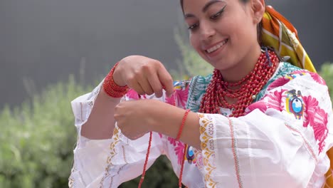 Clip-Cinematográfico-En-Cámara-Lenta-De-Una-Joven-Latina-Vestida-Con-El-Traje-Típico-De-Cayambe-Y-Usando-Los-Tradicionales-Pañuelos-Rojos