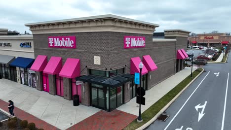 Toma-Aérea-De-Establecimiento-De-Una-Tienda-T-Mobile-En-Una-Plaza-Comercial.