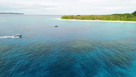 Una-Pequeña-Embarcación-De-Un-Crucero-Lleva-A-Los-Buceadores-A-Un-Arrecife-De-Coral-Frente-A-La-Costa-De-Una-Isla-En-Fiji.