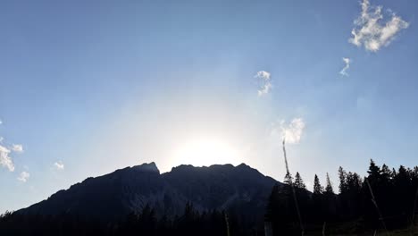 Timelapse-Del-Sol-Bajando-Detrás-De-La-Montaña-Con-Nubes-Volando-Por-Encima-De-Los-Alpes-Austríacos-En-Europa