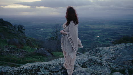 Spirituelle-Frau-Auf-Einem-Hügel-Mit-Blick-Auf-Den-Wunderschönen-Horizont,-Totalaufnahme