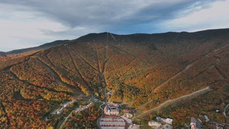 Clay-Brook-Hotel-And-Residences-With-Ski-Resort-In-Mountains-During-Autumn-In-New-England,-US
