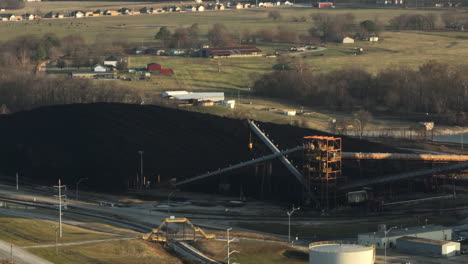 Montón-De-Carbón-Y-Equipos-Industriales-En-La-Planta-De-Energía-De-Flint-Creek---Central-Eléctrica-De-Carbón-Cerca-De-Gentry-En-Arkansas