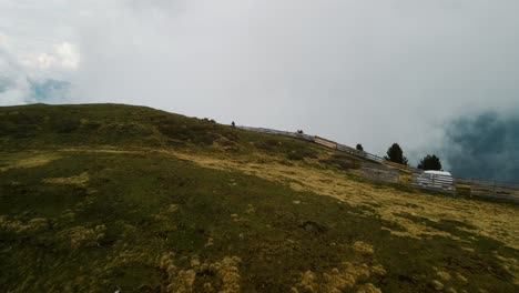 Drohne-Fliegt-über-Die-Klippe-Der-Seiser-Alm-Und-Enthüllt-Den-Nebel-Und-Die-Tiefe-Falldistanz---Einspielung