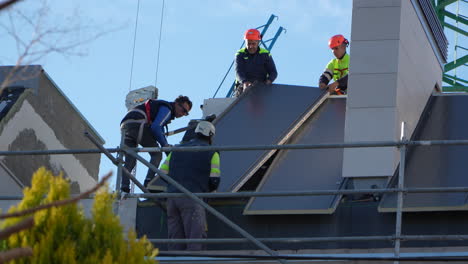 Fachleute-Installieren-Solarmodule-Auf-Dem-Dach-Einer-Im-Bau-Befindlichen-Villa