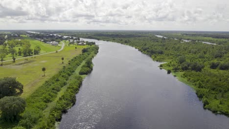 Vista-Aérea-De-Un-Río-En-Tierras-De-Cultivo-De-Florida-Que-Está-Conectado-Al-Lago-Okeechobee