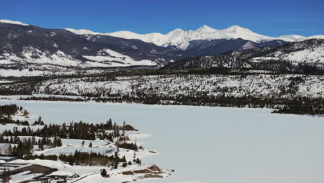Snowy-winter-bluebird-bluesky-cold-Colorado-aerial-drone-frozen-Lake-Dillon-Frisco-Silverthorne-Keystone-Breckenridge-landscape-view-Grays-and-Torreys-fourteener-i70-forward-pan-up-reveal-motion