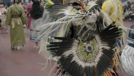 Die-Energie-Und-Vitalität-Der-Powwow-Tänze-Der-Amerikanischen-Ureinwohner,-Während-Die-Darsteller-Das-Erbe-Ihrer-Vorfahren-Bei-Der-Frühlingssemesterfeier-Der-Haskell-Indian-Nations-University-In-Lawrence,-Kansas,-Ehren