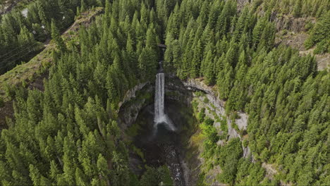 Brandywine-Falls,-BC,-Kanada,-Luftaufnahme-V7,-Zeitlupe,-Vogelperspektive,-Drohnenüberflug-über-Den-Provinzpark,-Mit-Aufnahme-Spektakulärer-Wasserfälle,-Die-In-Eine-Tiefe-Felsschlucht-Stürzen-–-Aufgenommen-Mit-Mavic-3-Pro-Cine-–-Juli-2023