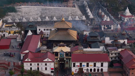 Toma-De-Drone-Del-Templo-Pashupati-Nath-En-Katmandú,-Nepal,-Popular-Sitio-De-Turismo-Sagrado,-Patrimonio-Mundial-De-La-Unesco