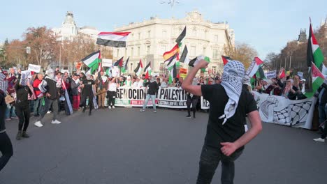 Los-Manifestantes-Actúan-Durante-Una-Marcha-En-Solidaridad-Con-Palestina.