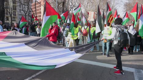 Demonstranten-Halten-Während-Eines-Solidaritätsmarsches-Mit-Palästina-Eine-Große-Palästinensische-Flagge