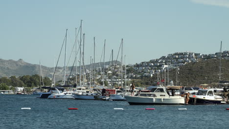 Barcos-En-El-Puerto-Deportivo-En-El-Océano-En-Un-Día-Soleado-En-Gumusluk,-Turquía