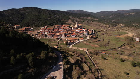 Vista-Aérea-Del-Pueblo-De-El-Boixar-En-España-Con-Paisaje-Montañoso-Y-Alrededores,-Provincia-De-Castellón,-Comunidad-Valenciana.