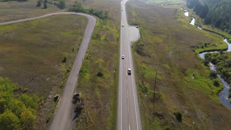 Vista-Aérea-Sobre-La-Autopista-Cariboo-Con-Tráfico-Que-Fluye-En-Columbia-Británica-Cerca-De-127-Mile-House,-Canadá