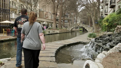 Paar-Spaziergänge-Entlang-Des-Flusses-San-Antonio,-Texas