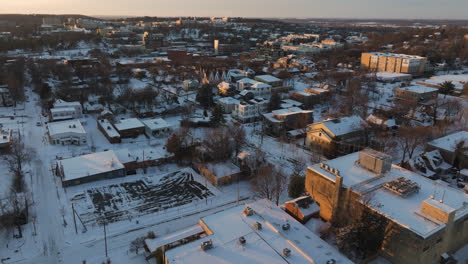 Friedliche-Stadt-Fayetteville-Im-Winter-Bei-Sonnenuntergang-Im-Nordwesten-Von-Arkansas