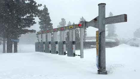 Die-Einfahrtstore-Des-Skigebiets-Sind-Während-Des-Schweren-Schneesturms-Der-Sierra-Blizzard-Geschlossen