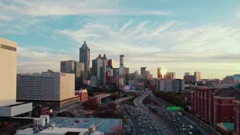 Sonnenuntergang-Blick-Auf-Die-Skyline-Von-Atlanta-Mit-Städtischen-Wolkenkratzern-Und-Verstopften-Autobahnen