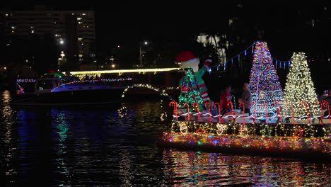 Hermosas-Luces-Navideñas-Parpadeando-En-Los-Barcos-En-El-Desfile-Navideño-De-Barcos-En-Tampa,-Florida