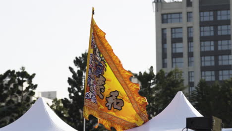 Goldgelbe-Flagge-Weht-Bei-Der-Feier-Zum-Neujahrsfest-In-Taipeh,-Taiwan