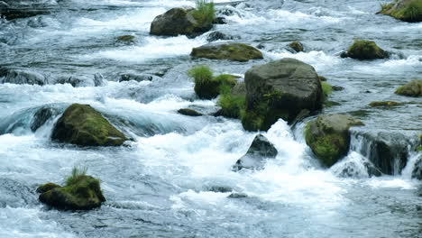 Wasser,-Das-Im-Fluss-Fließt.-Zeitlupe