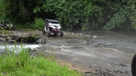 Costa-Rica,-Side-by-Side-Tour-Regenwald,-Fluss