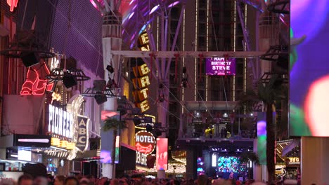Seilrutschen-über-Der-überfüllten-Fremont-Street-In-Der-Innenstadt-Von-Las-Vegas,-Nevada
