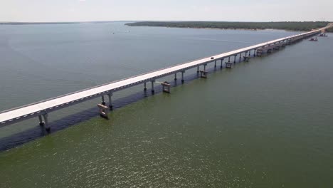 Dies-Ist-Ein-Luftbildvideo-Der-Brücke-Des-Highway-377,-Die-Den-Texoma-See-Und-Den-Red-River-Von-Oklahoma-Nach-Texas-überquert.