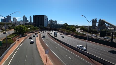 Tráfico-De-La-Autopista-Que-Fluye-Hacia-El-Túnel,-Visto-Desde-El-Puente-Sobre-La-Autopista-Graham-Farmer-East-Perth