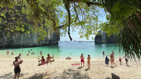 Turistas-Relajándose-En-La-Playa-En-La-Isla-De-Hong,-Sudeste-Asiático,-Krabi,-Tailandia