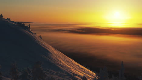 Eine-Perfekt-Orange-Sonne-Steigt-Hinter-Den-Bergen-Im-Winter