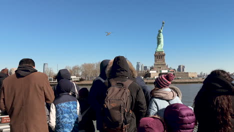 Fähre-Mit-Touristen-Fährt-In-Der-Nähe-Der-Freiheitsstatue-Im-Hafen-Von-New-York-Vorbei