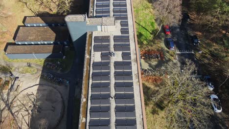 Hermosos-Paneles-Solares-Fotovoltaicos-En-La-Azotea-De-Un-Antiguo-Edificio-De-Apartamentos-En-Un-Día-Soleado