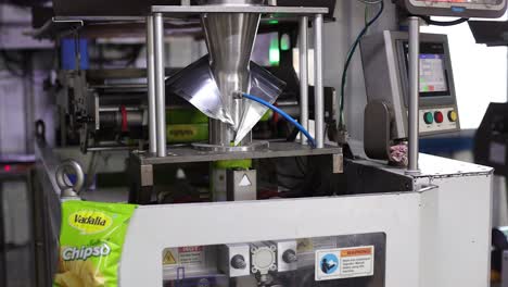 POV-Shot-Chips-Werden-In-Einer-Großen-Fabrik-Produziert-Und-Pakete-Vorbereitet
