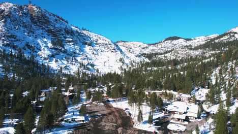 Luftaufnahme-Des-Skigebiets-Lake-Tahoe-An-Einem-Sonnigen-Wintertag,-Palisades,-Olympic-Valley,-Drohnenaufnahme