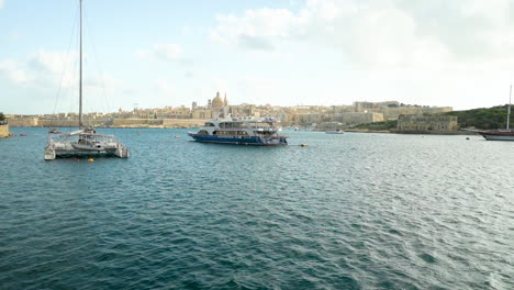 Barcos-Y-Embarcaciones-En-La-Valeta-Malta-Océano-Ciudad-Antigua
