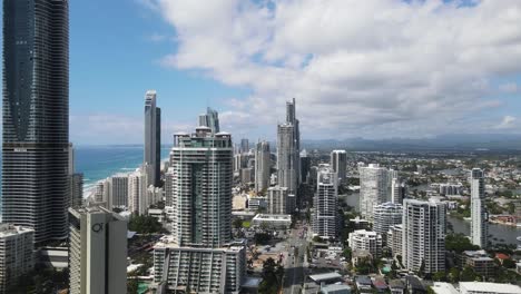 Vista-única-Del-Icónico-Horizonte-De-Gran-Altura-De-La-Ciudad-Del-Paraíso-De-Los-Surfistas-Del-Centro-Con-Vista-Al-Mar