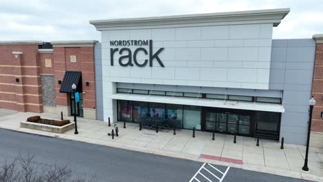 Vista-Aérea-De-Una-Tienda-De-Rack-Nordstrom-Y-Un-Estacionamiento