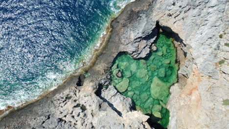 Herzförmiger-Grüner-See,-Natürlicher-Meerespool-In-Kithira,-Griechenland