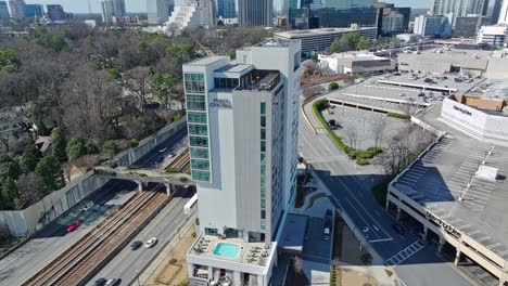 Luftaufnahme-Des-Luxuriösen-Hyatt-Centric-Buckhead-Hotels-In-Atlanta-City-Bei-Tag,-USA