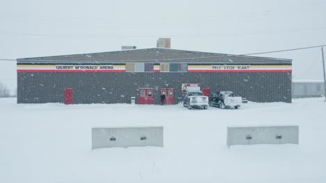 Una-Toma-Estática-Del-Estadio-Gilbert-McDonald-En-La-Reserva-India-Nisichawayasihk-Nación-Cree-En-El-Norte-De-Manitoba,-Canadá