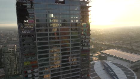 Antena-4k-De-La-Torre-De-Graffiti-En-Dtla-En-Febrero-De-2024,-Los-Ángeles,-California,-Estados-Unidos