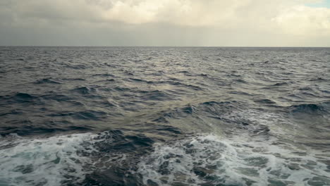 Wellen-Im-Ozean-Zeitlupe-Schöne-Aufnahmen-Von-Einem-Boot-Schiff-Ozeanwellen
