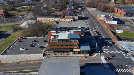 Toma-Aérea-Que-Muestra-El-Estadio-Del-Banco-F-Y-M-Y-El-Trío-Vecino-De-Shelby-En-El-Centro-De-Clarksville,-Tennessee.