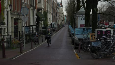 Fangen-Sie-Die-Ruhe-Eines-Frühen-Morgens-In-Amsterdam-Mit-Einem-Anmutigen-Schwenk-Entlang-Eines-Malerischen-Radwegs-Ein