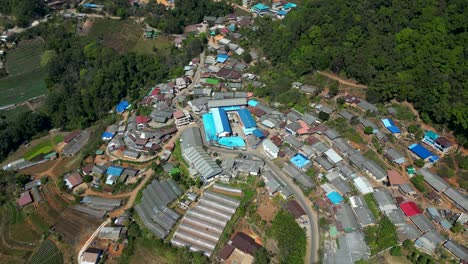 Atemberaubende-Zeitlupen-Drohnenaufnahme-über-Einem-Ländlichen-Bergdorf-In-Thailand