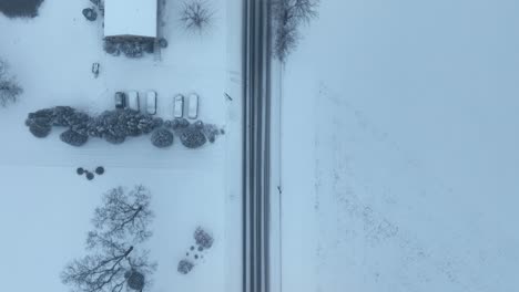 Autos-Auf-Verschneiten-Straßen-In-Der-Wildnis-An-Bewölkten-Tagen