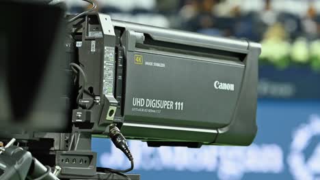 Un-Objetivo-Súper-Zoom-De-Calidad-Premium-4k-De-Canon-En-Funcionamiento-Durante-Un-Evento-Deportivo-De-Tenis-En-Dubai,-Emiratos-Árabes-Unidos