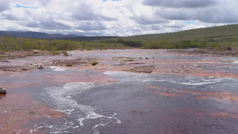 Aerial-view-of-a-river-on-the-top-of-mountain,-Chapada-Diamantina,-Bahia,-Brazil